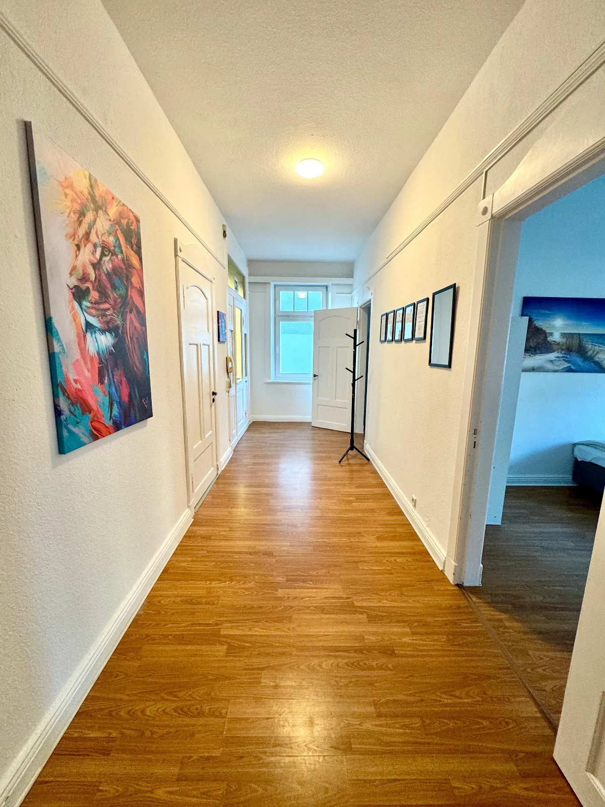 Schlafzimmer mit Doppelbett und Schrank im horizonte Apartment