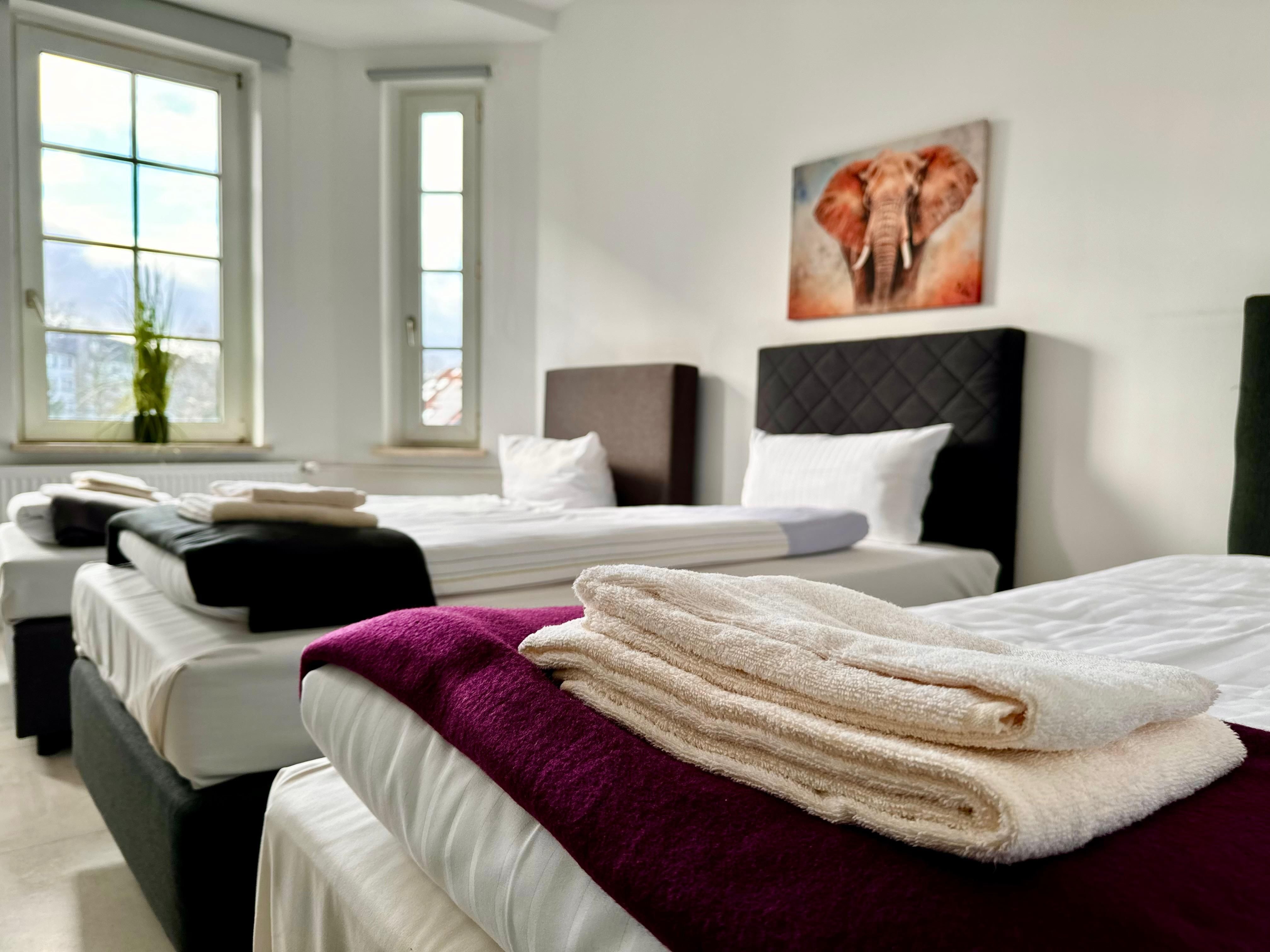 Voll möbliertes Schlafzimmer mit Doppelbett in einem horizonte-Apartment