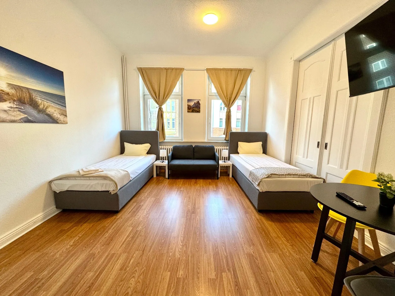 Wohnbereich eines horizonte Apartments mit Sofa und Sitzgelegenheiten